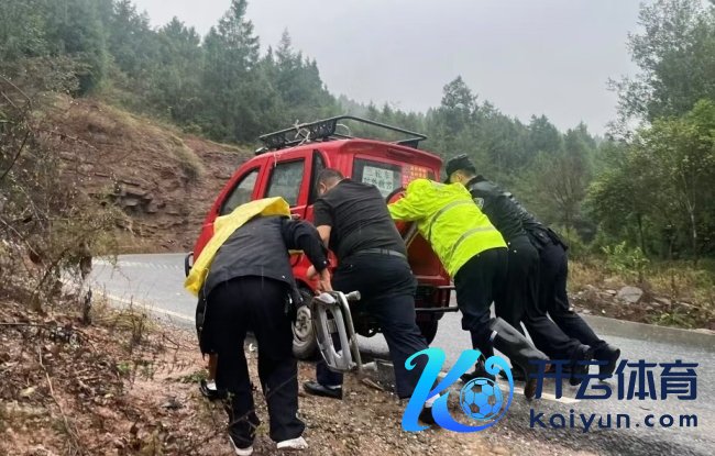 三轮车过马路侧翻路东说念主皆力救东说念主 警民协力挽回